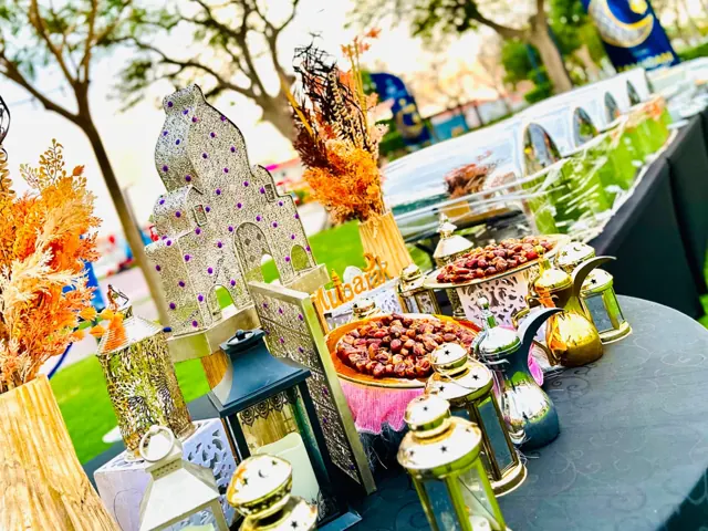 Ramadan buffet with lanterns, warm dishes and decorative food displays.